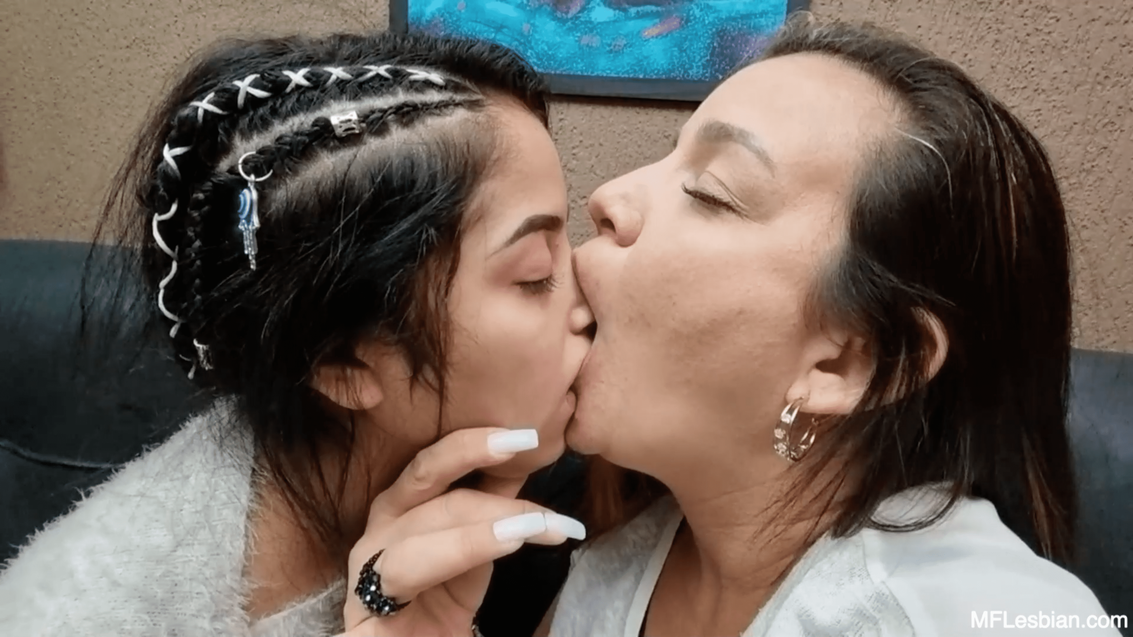 Milf Hera vs Catita Lolipop Hot Kissing